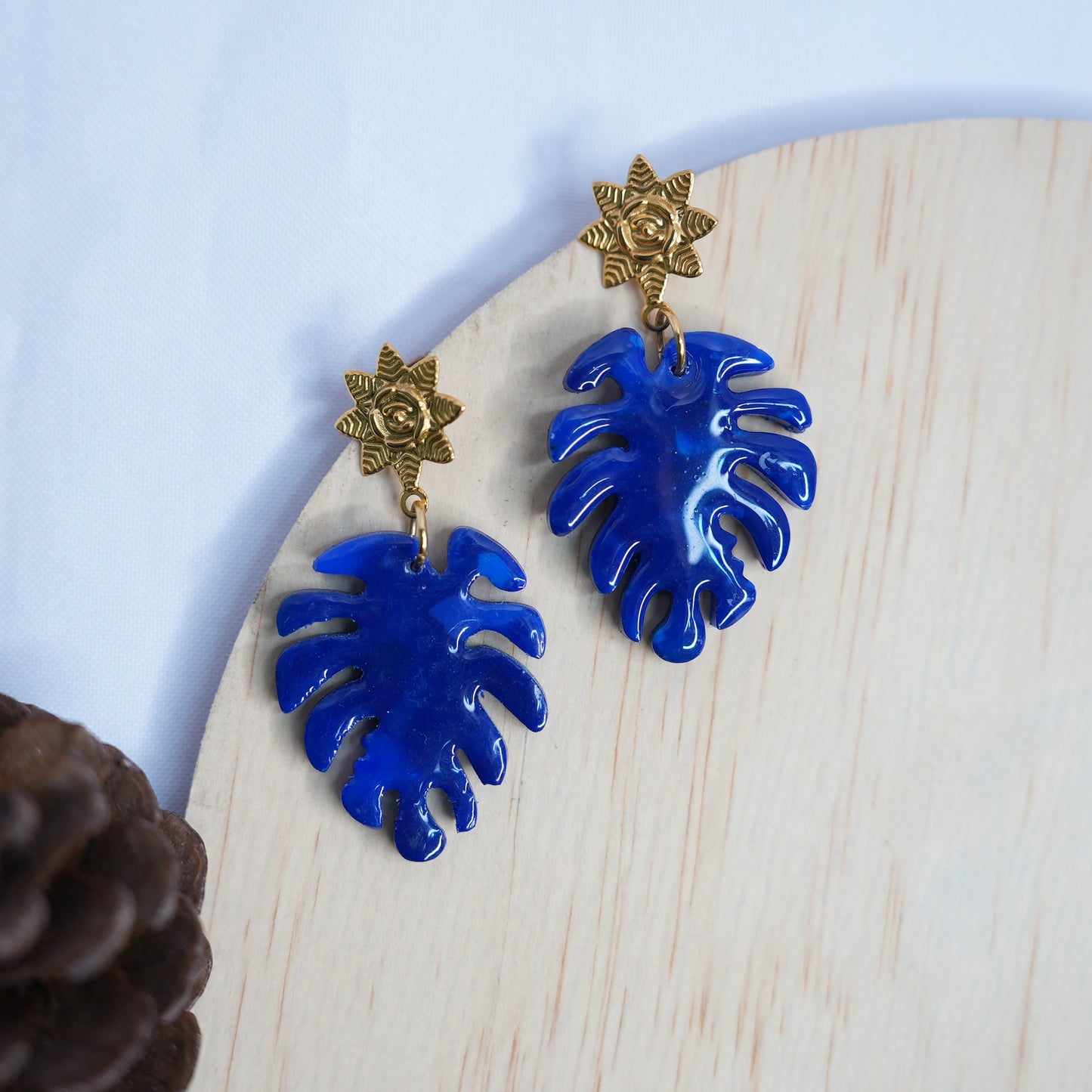 Aretes Hoja Dentada Azul Navy