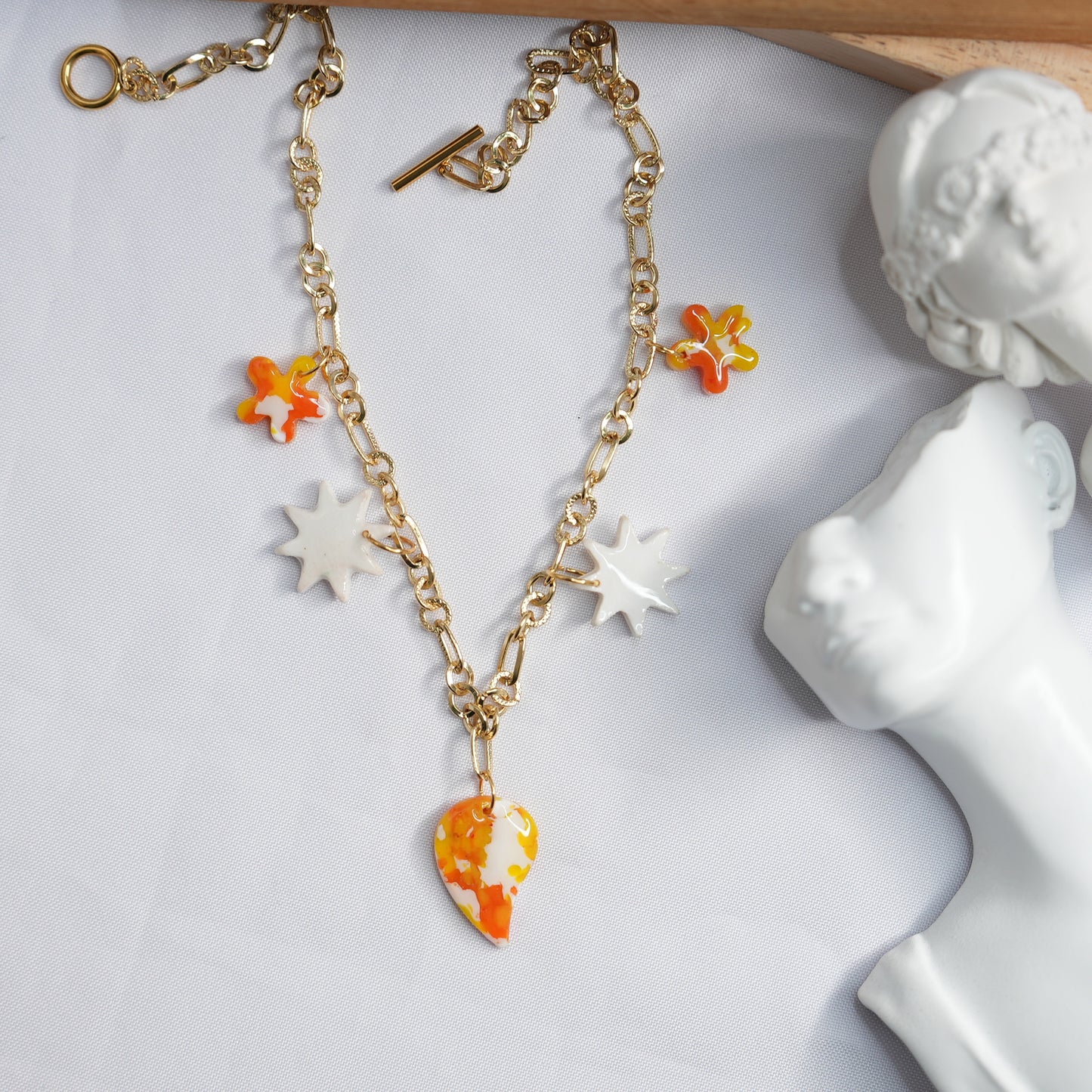 Collar Multicharms Blanco Anaranjado