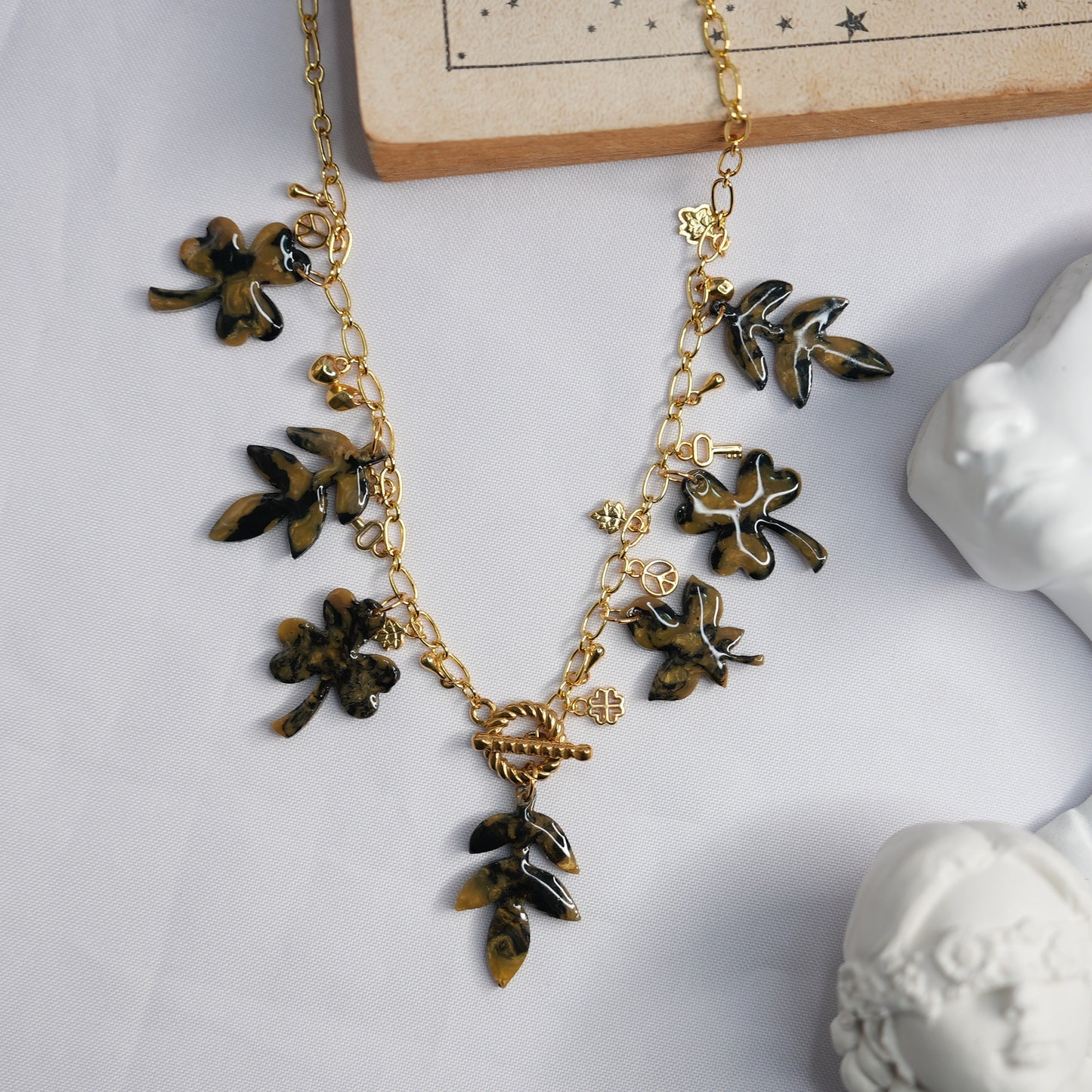 Collar Multicharms Poder y Equilibrio
