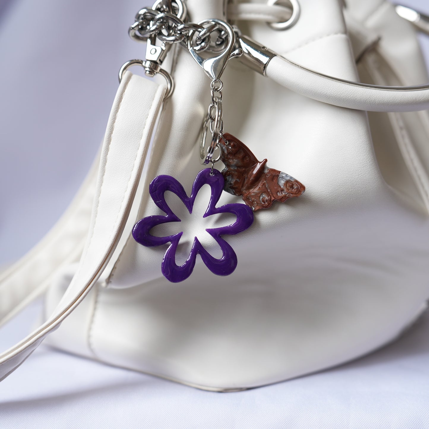 Llavero colgante Polilla Emperador + Flor Petunia