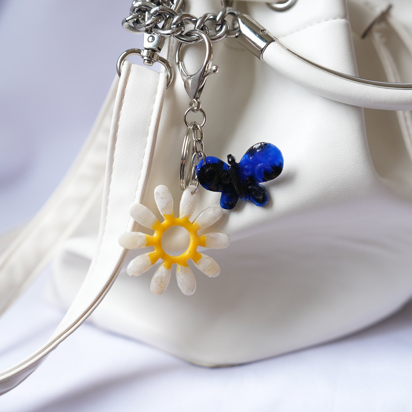 Llavero colgante Mariposa ornamental + Flor Asteráceas