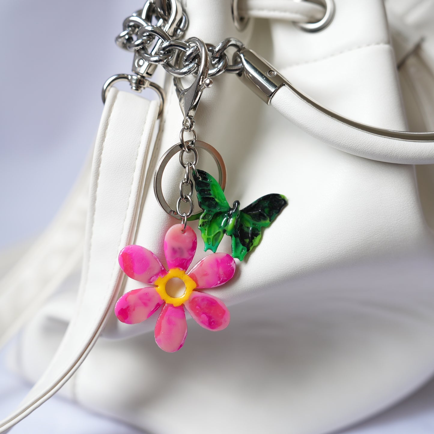 Llavero colgante Mariposa Golondrina + Flor Plumeria