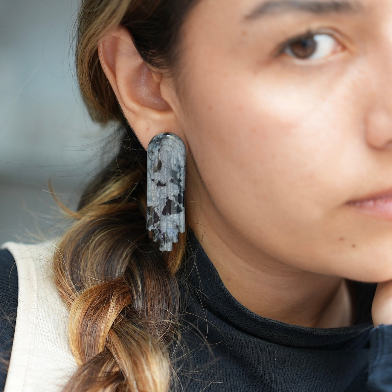 Aretes Única Tonos Grises