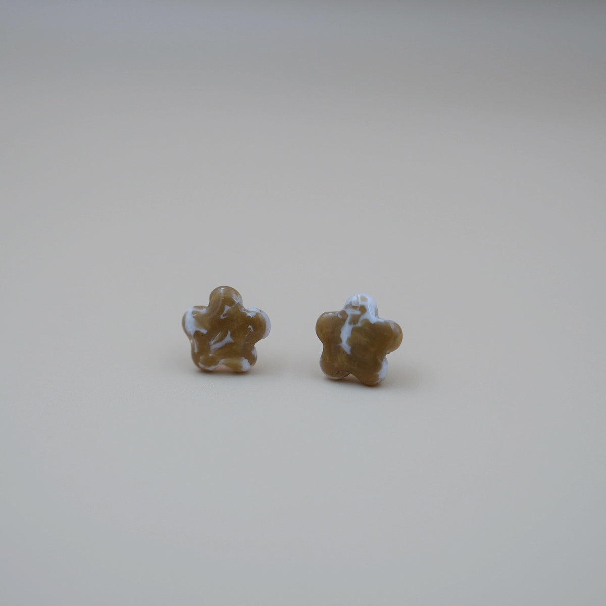 Aretes Flor Ocre
