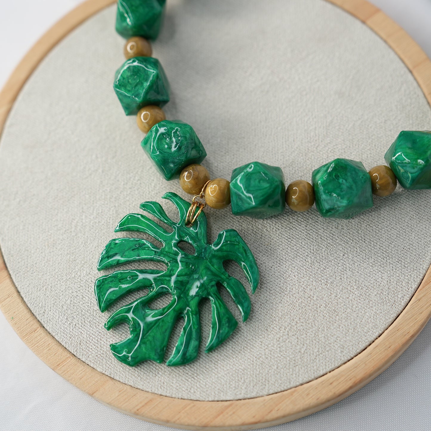 Collar Diseño Rombos Maxi Dije Hoja Monstera