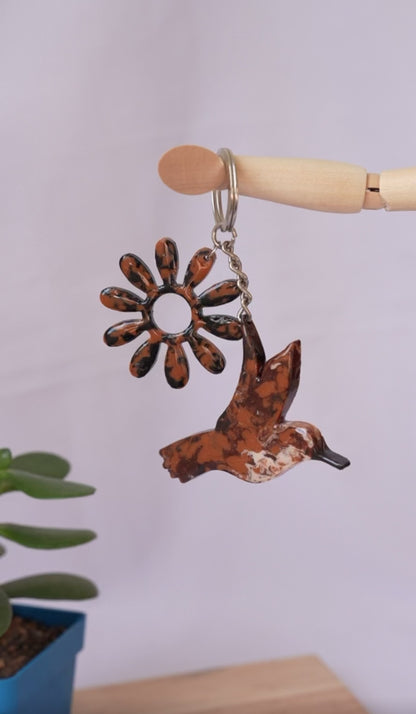 LLavero/Colgante Colibrí Inca bronceado + Asteráceas
